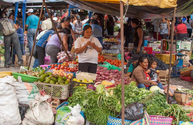 Markt in Ecuador met verse groente