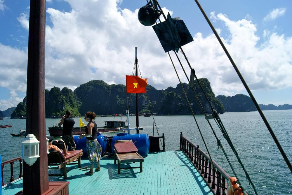 Uitzicht vanaf boot in Halong