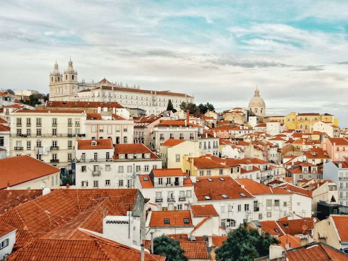 Uitzicht over de daken en gebouwen van Lissabon in Portugal