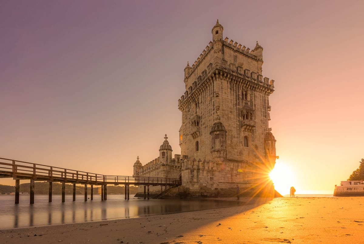 Torre de Belém bij zonsondergang, Lissabon, Portugal